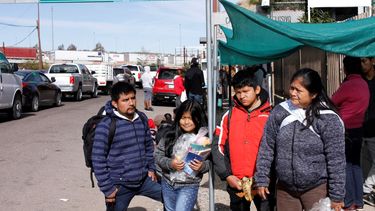 La familia guatemalteca Gonz&aacute;lez, que solicit&oacute; asilo en Estados Unidos, posan para una foto antes de dirigirse a un comedor popular en Nogales, estado de Sonora, M&eacute;xico, en la frontera con Estados Unidos, el viernes 3 de enero de 2020.&nbsp;