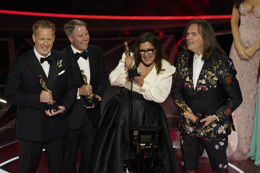 Jared Bush, Clark Spencer, Yvett Merino y Byron Howard, de izquierda a derecha, reciben el Óscar a la mejor cinta animada por Encanto el domingo 27 de marzo de 2022 en el Teatro Dolby en Los Ángeles.&nbsp;
