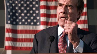 En esta foto de archivo tomada el 25 de febrero de 1996, el aspirante a presidente republicano Bob Dole habla en Columbus, Georgia.&nbsp;