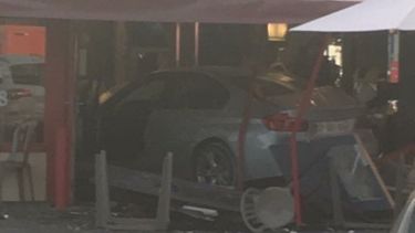 Captura de imagen de Twitter que muestra al auto luego de impactar a la pizzería en las afueras de París.