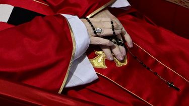 El cuerpo del Papa Francisco yace en el interior de la Basílica de San Pedro en el Vaticano, el 23 de abril de 2025.