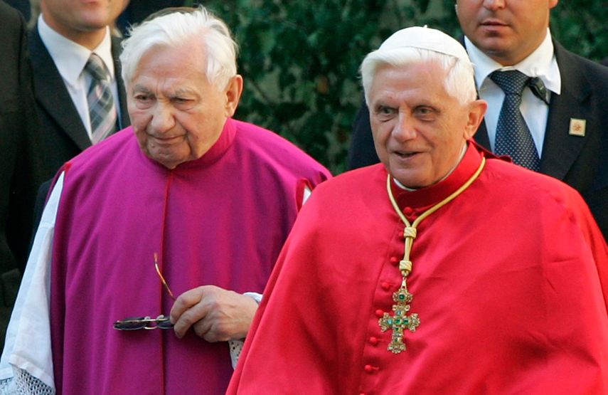 &nbsp;En esta foto de archivo del 13 de septiembre de 2006, el papa Benedicto XVI, derecha, camina junto a su hermano mayor, el sacerdote Georg Ratzinger. El padre Georg Ratzinger, conocido como director de un c&eacute;lebre coro de ni&ntilde;os, muri&oacute; el 1 de julio de 2020 a los 96 a&ntilde;os
