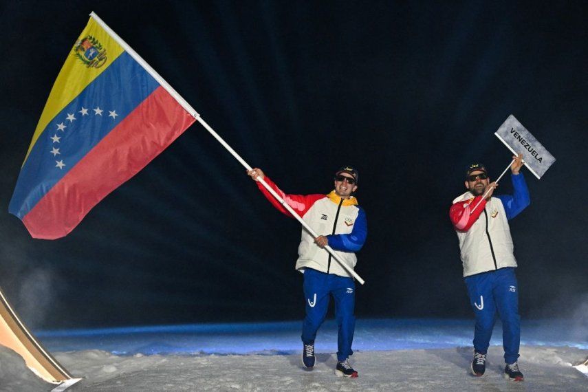 El abanderado de Venezuela en los Juegos Olímpicos de Invierno, Nicolas Claveau, durante la ceremonia de apertura del evento, el 6 de febrero de 2026.