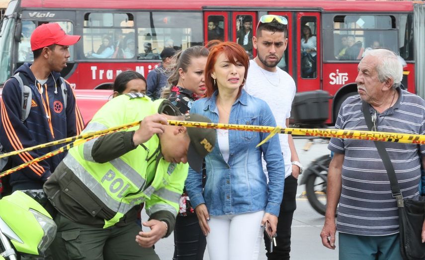 &nbsp;Personas preguntan por sus familiares cerca del lugar donde un carro bomba causó una explosión este jueves en la Escuela General Santander de la Policía en Bogotá (Colombia).