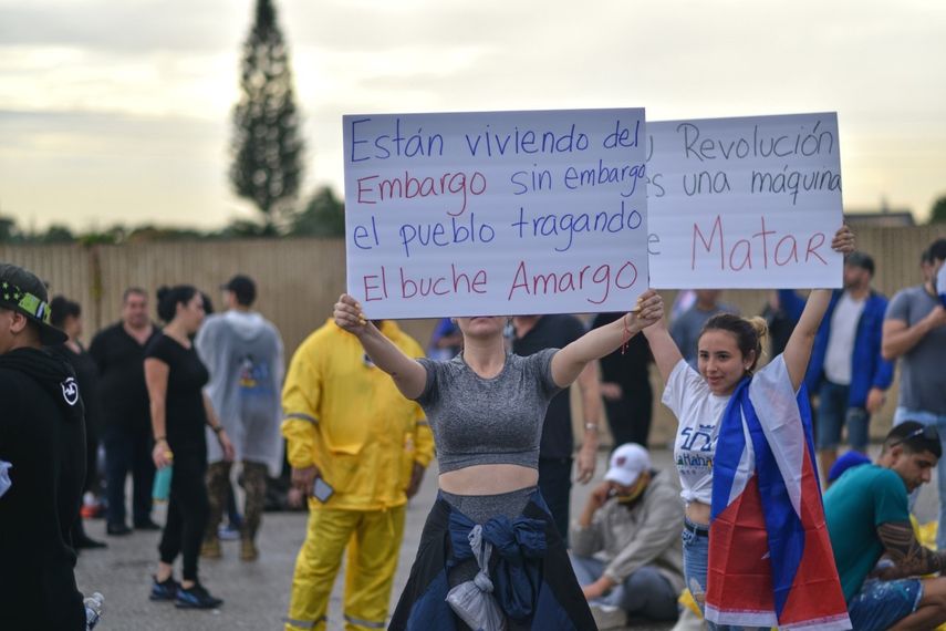 Una manifestante participa en una protesta en Miami para apoyar a los cubanos en la isla.&nbsp;
