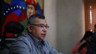 La medida fue anunciada luego de que se completara un mes de manifestaciones callejeras a favor y en contra del gobierno de Nicolás Maduro.