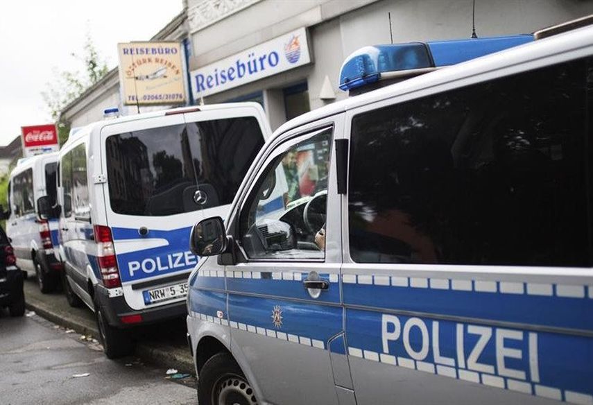 Según el portavoz policial Tom Bernhardt, el registro a la vivienda confirmó las sospechas de que allí se estaba trabajando con explosivos