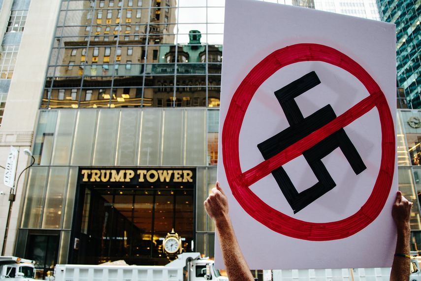 Un grupo de personas protestaron fuera de la Torre&nbsp;Trump&nbsp;en Nueva York (Estados Unidos) el pasado 14 de agosto de 2017.&nbsp;