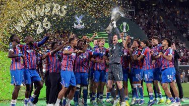 El portero inglés del Crystal Palace, Dean Henderson (CR), número 01, levanta el trofeo mientras su equipo celebra la victoria en la final de la Liga de Conferencia de la UEFA entre el Crystal Palace FC y el Rayo Vallecano de Madrid en Leipzig