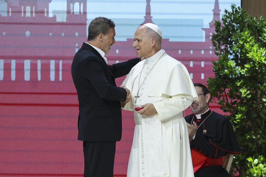 El papa León XIV saluda al actor Antonio Banderas durante el encuentro Tejer redes con el mundo de la cultura, la educación, la empresa y el deporte, este domingo en el Movistar Arena de Madrid.