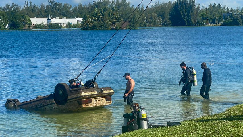 Buzos rescatan un vehículo hallado en un lago de Doral.