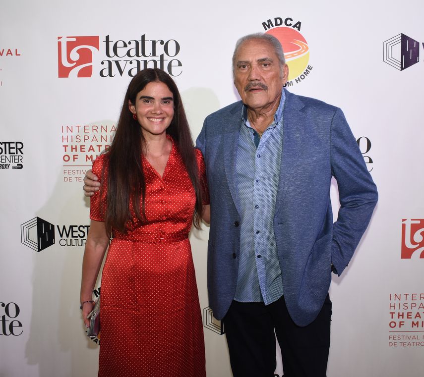 Claudia Tomas y Ernesto Sánchez durante la revelación del póster oficial del Festival Internacional de Teatro Hispano de Miami (FITH). 