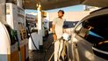 Un automovilista carga gasolina Un automovilista carga gasolina