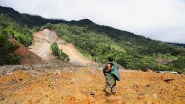 Un miembro de un equipo de rescate busca sobrevivientes en una zona donde se produjo un deslizamiento de tierra masivo por las lluvias ocasionadas por el paso de la tormenta Eta en la aldea de Queja, en Guatemala, el sábado 7 de noviembre de 2020