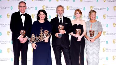 El filme b&eacute;lico de Sam Mendes 1917 fue el gran triunfador en la 73.&ordf; edici&oacute;n de los Premios BAFTA con un total de siete estatuillas, entre ellas la de mejor pel&iacute;cula y la de mejor direcci&oacute;n. La pel&iacute;cula espa&ntilde;ola Klaus, escrita y dirigida por Sergio Pablos, obtuvo el galard&oacute;n a mejor filme de animaci&oacute;n.