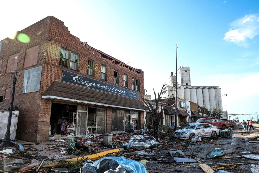Vista de los edificios y vehículos dañados tras el paso de un tornado por Perryton, Texas, el 15 de junio de 2023.&nbsp;