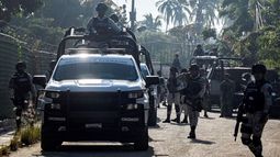 Miembros de la Armada de México llegan a la casa de una familia que fue masacrada por un comando armado en la localidad de Tres Palos en Acapulco, estado de Guerrero, México, el 4 de noviembre de 2024.