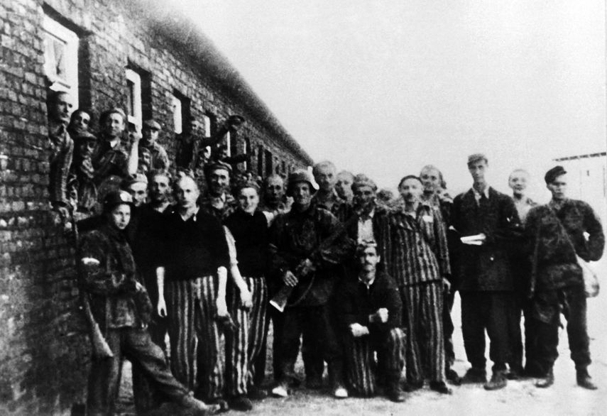 Una fotografía de archivo del CAF (Comité Antifascista) fechada en 1943 muestra a prisioneros posando con guardias fuera del edificio de la prisión en el gueto judío de Varsovia durante la Segunda Guerra Mundial.&nbsp;