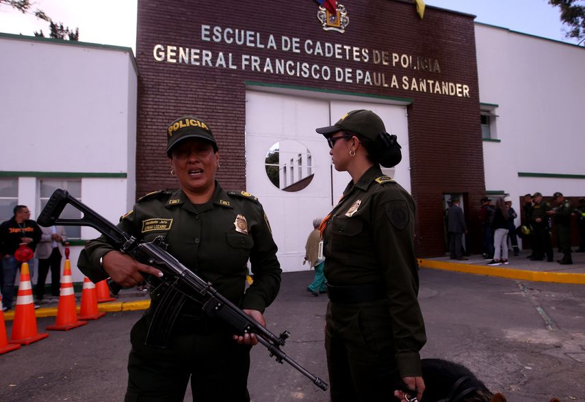 Personal de la Policía es visto en la entrada de la Escuela General Santander donde un carro bomba causó una explosión este jueves en Bogotá.