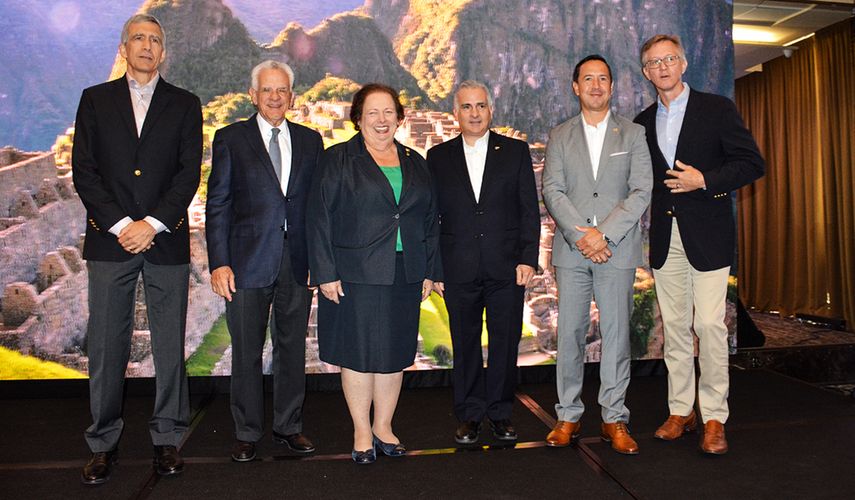 De izquierda a derecha: Pedro Heilbron, presidente ejecutivo de Copa Airlines; Stanley Motta, presidente de junta directiva de Copa Holdings; Maricarmen Aponte, embajadora de Estados Unidos en Panamá; José Montero, vicepresidente de finanzas de Copa Airlines;&nbsp;Randy Lander, director comercial de Boeing; Daniel Gunn, vicepresidente de operaciones de Copa Airlines.