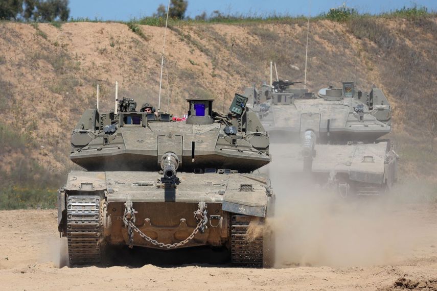 Tanques israelíes a lo largo de la frontera sur de Israel con el norte de la Franja de Gaza el 19 de marzo de 2025.