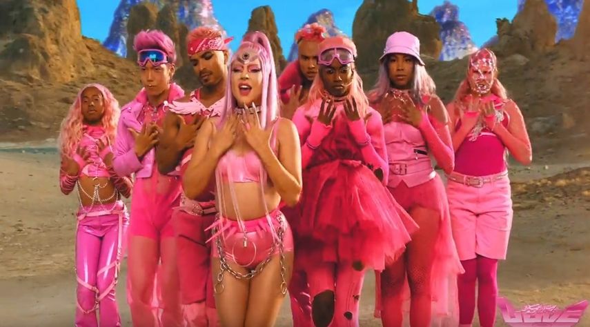 La canci&oacute;n est&aacute; acompa&ntilde;ada por un colorido y sencillo videoclip que se centra en la coreograf&iacute;a y que fue rodado completamente en un iPhone 11 Pro y dirigida por Daniel Askill.