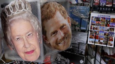 M&aacute;scaras de fiesta de la reina Isabel II y el pr&iacute;ncipe Harry cuelgan afuera de una tienda de souvenir en Londres el martes 14 de enero del 2020.&nbsp;