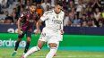 El delantero francés del Real Madrid, Kylian Mbappé, cobra un penalti durante un partido de la liga española entre su club y el Levante UD en el estadio Ciutat de Valencia, en Valencia, el 23 de septiembre de 2025.&nbsp;