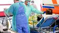 Personal médico en un hospital de Lombardy, Italia, asisten a una paciente con coronavirus.