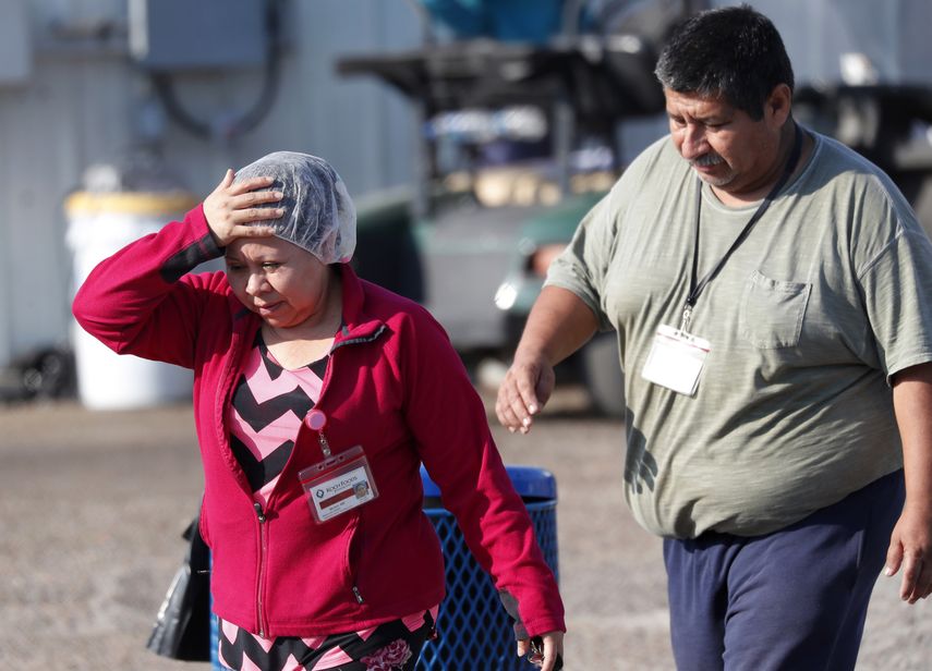 Empleados de Koch Foods Inc. salen de una planta en Morton, Mississippi, después de una redada de autoridades migratorias, el miércoles 7 de agosto de 2019.&nbsp;