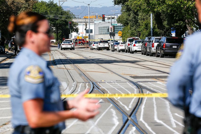 Los socorristas se reúnen en el lugar de un tiroteo en el que se informó que nueve personas murieron, incluido el tirador, el 26 de mayo de 2021 en el San José Railyard en San José, California.&nbsp;&nbsp;