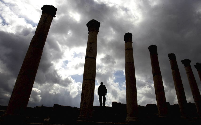 En esta imagen de archivo, tomada el 11 de febrero de 2009, un turista camina por la antigua ciudad romana de Jerash, en el norte de Jordania.&nbsp;