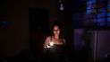 Una mujer sostiene una vela durante un apagón en La Habana, Cuba.