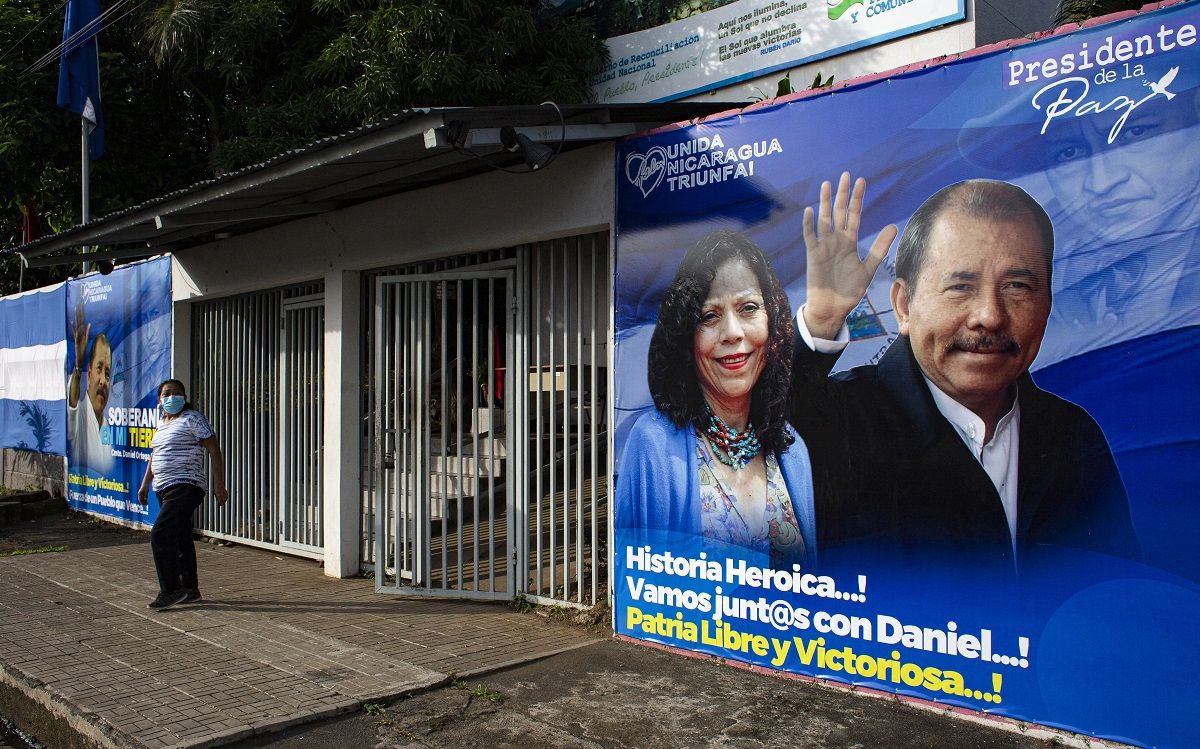 Un hombre pasa junto a una pancarta que promueve la candidatura del presidente de Nicaragua, Daniel Ortega, y su esposa y compañera de fórmula, Rosario Murillo, en Managua el 24 de septiembre de 2021. Un hombre pasa junto a una pancarta que promueve la candidatura del presidente de Nicaragua, Daniel Ortega, y su esposa y compañera de fórmula, Rosario Murillo, en Managua el 24 de septiembre de 2021.