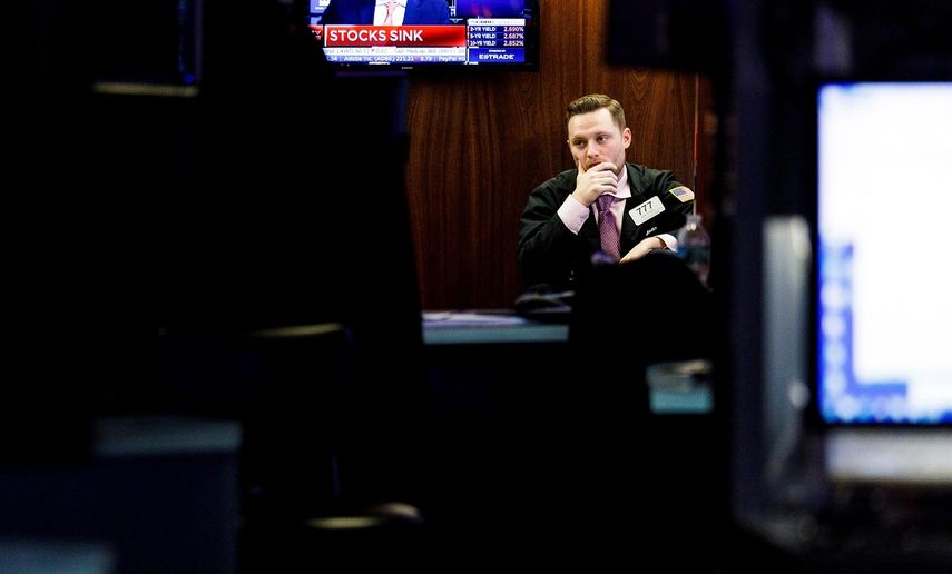 Un corredor observa noticias financieras al final de su jornada en la Bolsa de Valores de Nueva York.&nbsp;