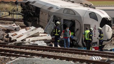 Bomberos y agentes espa&ntilde;oles en el sitio de un accidente luego de que un tren de pasajeros de alta velocidad choc&oacute; contra un autom&oacute;vil en La Hiniesta, en el noroeste de Espa&ntilde;a, el martes 2 de junio de 2020.&nbsp;