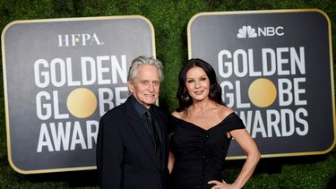Michael Douglas y Catherine Zeta-Jones asisten a la 78a Entrega Anual de los Globos de Oro® en The Rainbow Room el 28 de febrero de 2021 en la ciudad de Nueva York.   