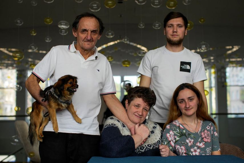 La familia Tsybulchenko (de izq. a der. Serhii, Elina, el yerno de ambos Ihor Trotsak y su hija Tetyana) fotografiada en Zaporiyia tras ser evacuada de una planta siderúrgica de Mariúpol en Ucrania. Foto del 4 de mayo del 2022.&nbsp;