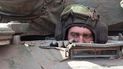 Un soldado ucraniano mira desde un tanque en el vecindario de Lukyanivka, en la región de Kiev, el lunes 27 de marzo de 2022.