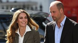 El príncipe y la princesa de Gales reaccionan durante una visita a los jardines recientemente renovados del Museo de Historia Natural de Londres, el 4 de septiembre de 2025.