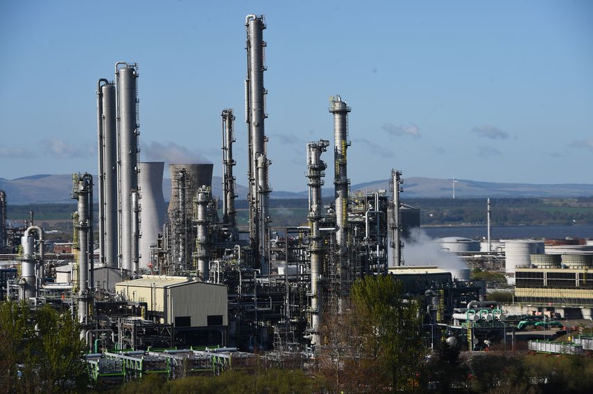 Los precios fueron presionados al alza el lunes por un descenso del n&uacute;mero de pozos petroleros en actividad en Estados Unidos y Canad&aacute;.