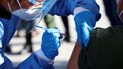 Una empleada de salud aplica una vacuna anticovid. Una empleada de salud aplica una vacuna anticovid.