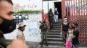 Fuerzas de seguridad vigilan un centro de votación durante las elecciones para elegir a los miembros de la Asamblea Nacional en Caracas, Venezuela, el domingo 6 de diciembre de 2020, unas elecciones caracerizadas por el abstencionismo. En la foto se observan custodios y funcionarios, pero no votantes. Fuerzas de seguridad vigilan un centro de votación durante las elecciones para elegir a los miembros de la Asamblea Nacional en Caracas, Venezuela, el domingo 6 de diciembre de 2020, unas elecciones caracerizadas por el abstencionismo. En la foto se observan custodios y funcionarios, pero no votantes.