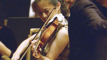 En esta foto del 14 de octubre de 2005, la violinista Midori toca con la Filarmónica de Nueva York, bajo la dirección de Marin Alsop, en el Lincoln Center en Nueva York.