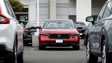 Autos de la marca honda en un concesionario en Estados Unidos.