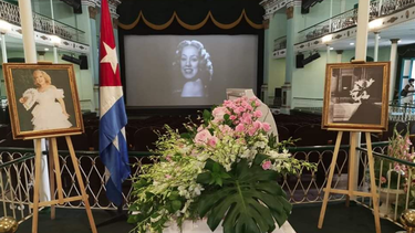 Fotograf&iacute;a del homenaje a la vedette de Cuba, Rosita Forn&eacute;s, publicada en la cuenta oficial de Twitter del Ministerio de Cultura de la isla.&nbsp;