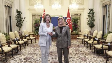 En esta imagen proporcionada por el Ministerio singapurense de Comunicaciones e Información, la presidenta de la Cámara de Representantes de Estados Unidos, Nancy Pelosi, a la izquierda, y la presidenta de Singapur, Halimah Yacob, se estrechan la mano en el Palacio de Istana, el lunes 1 de agosto de 2022.