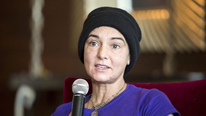  La cantautora irlandesa Sinéad OConnor asiste a un evento de prensa durante el Festival de Primavera de Budapest en un hotel en Budapest, Hungría, el 22 de abril de 2015. 