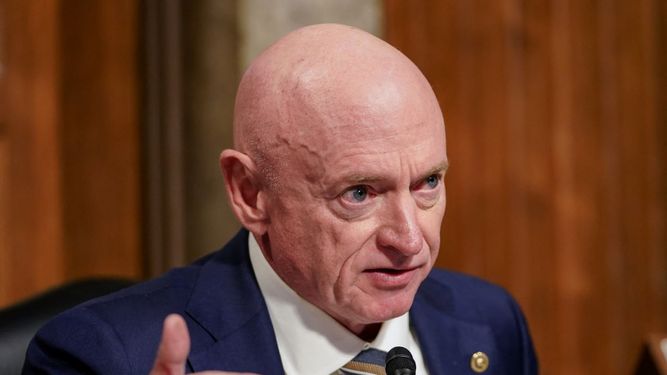 El senador Mark Kelly, demócrata por Arizona, cuestiona a Pete Hegseth, nominado por el presidente electo de EE. UU., Donald Trump, para secretario de Defensa, durante la audiencia de confirmación de Hegseth ante el Comité de Servicios Armados del Senado en el Capitolio el 14 de enero de 2025 en Washington, DC.