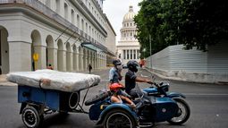 Una familia a bordo de una motocicleta con sidecar transporta un colchón en un carrito en La Habana, el 2 de diciembre de 2020.